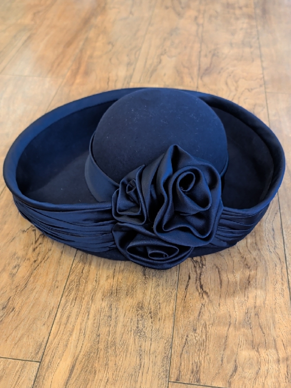 Vintage Whittall & Shon Navy Wool Hat – Wide Brim Satin Trim Rosette | 50s–60s - Picture 5 of 8